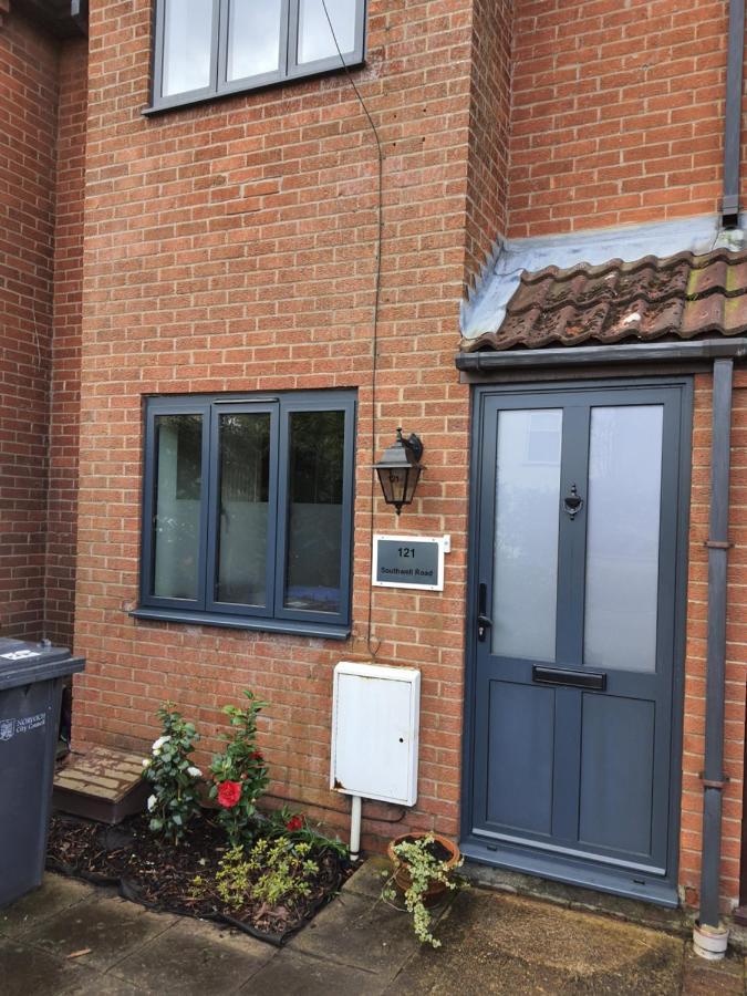 Country Style, 2 Bedroom House, Parking And Superb Location نورويش المظهر الخارجي الصورة